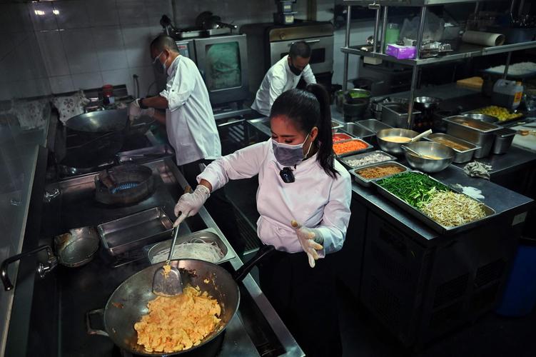 泰国米其林餐厅疫情期间服务贫民社区|疫情|泰国|曼谷_新浪新闻